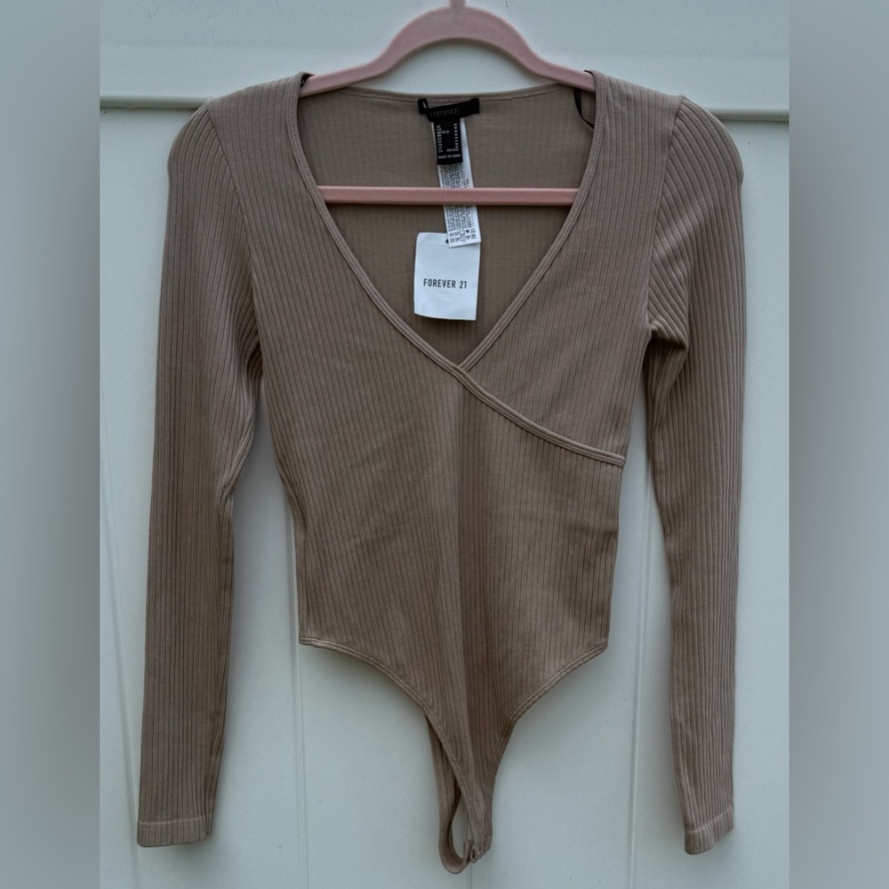 Forever 21 Tan/Beige Ribbed Long Sleeve V-Neck Bodysuit. Size Medium. NWT. - Picture 4 of 5